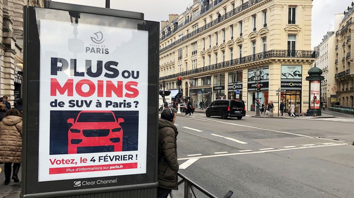 Parkovné v Paříži pro SUV se má ztrojnásobit. V centru na 440 korun za hodinu
